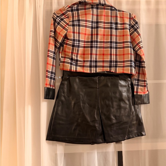 Revolution Plaid Blazer with Black Accents - Picture 4 of 6